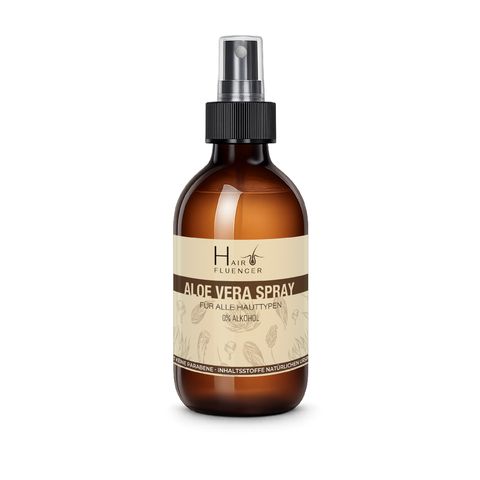 Braune Sprühflasche mit schwarzem Sprühkopf. Aufschrift: Hairfluencer Aloe Vera Spray. Für alle Hauttypen, 0% Alkohol.