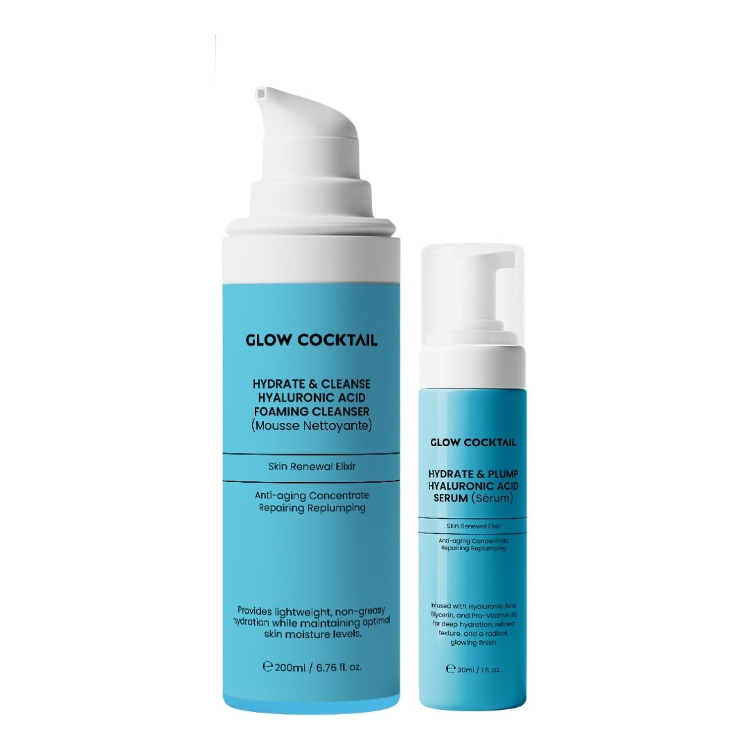 Zwei Flaschen des Produkts Glow Cocktail. Eine große Flasche mit Pumpe, eine kleine Flasche mit Sprühkopf. Text: HYDRATE & CLEANSE, HYALURONIC ACID.