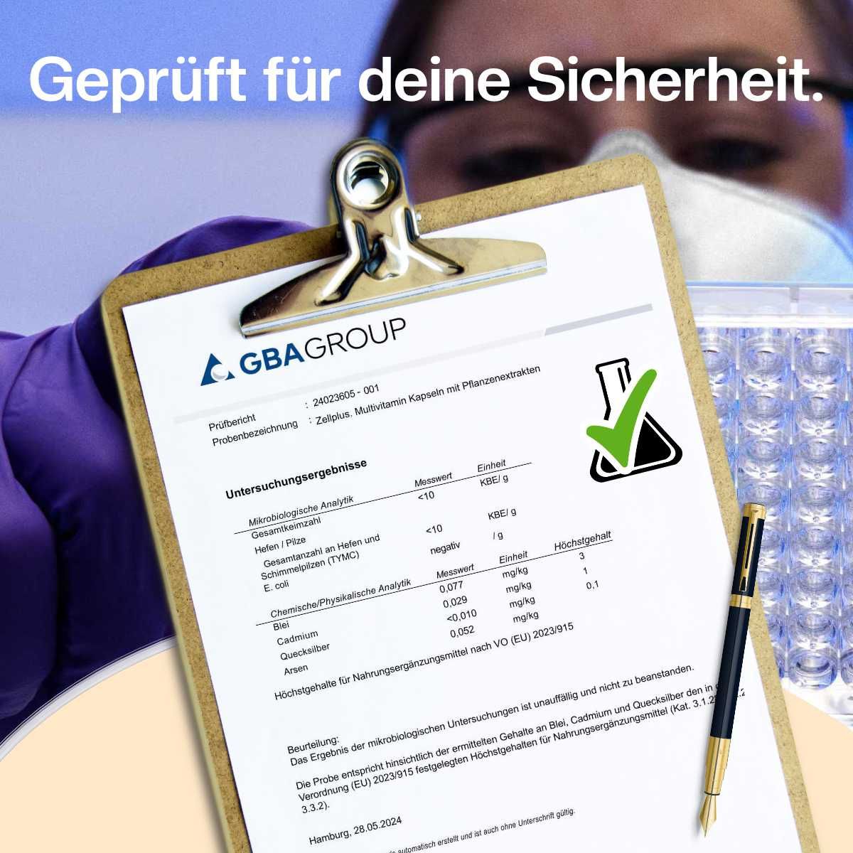 Prüfbericht mit Testergebnis und Unterschriftsfeld. Ein grüner Haken symbolisiert die bestandene Prüfung.