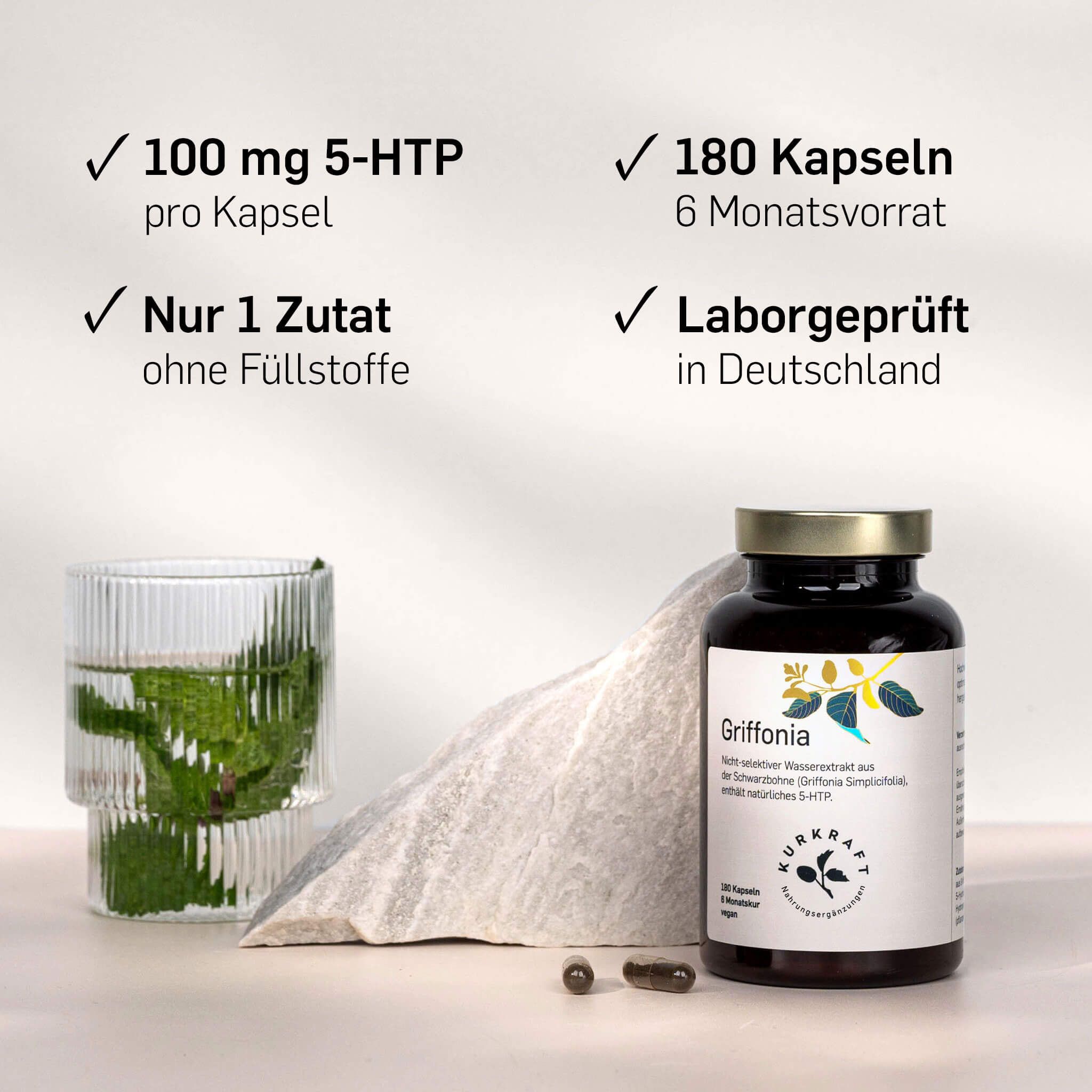 Braune Glasflasche mit Kapseln, neben Glas mit Kräutern und Stein. Text: 100 mg 5-HTP, 180 Kapseln, 1 Zutat, Laborgeprüft.