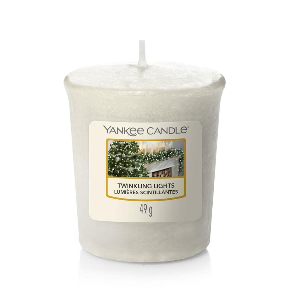 Weiße Yankee Candle Kerze. Aufkleber mit Logo, Bild und Text: Twinkling Lights, Lumières Scintillantes, 49 g.