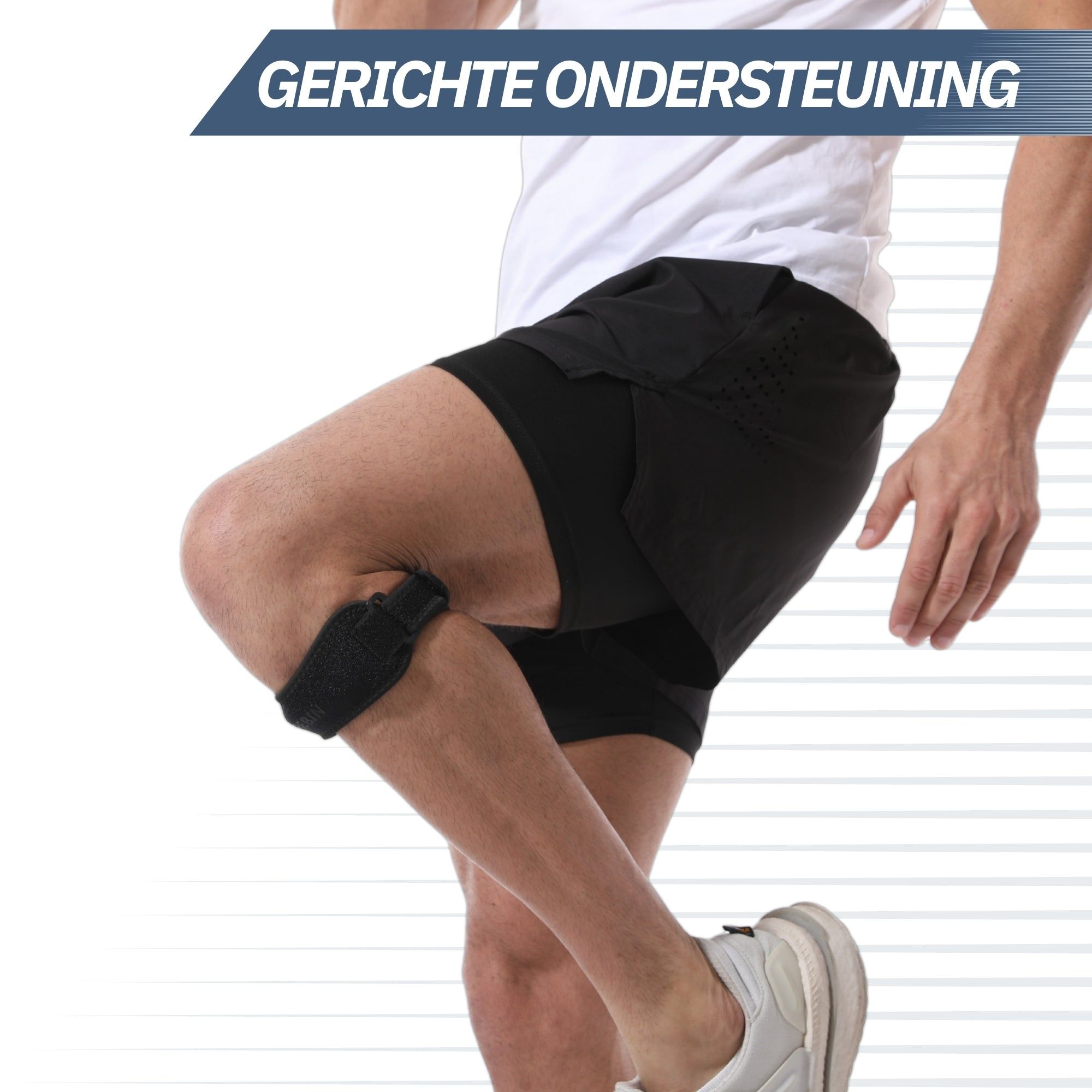Mann trägt ein schwarzes Knieband am rechten Bein, während er sich bewegt. Text: Gezielte Unterstützung.
