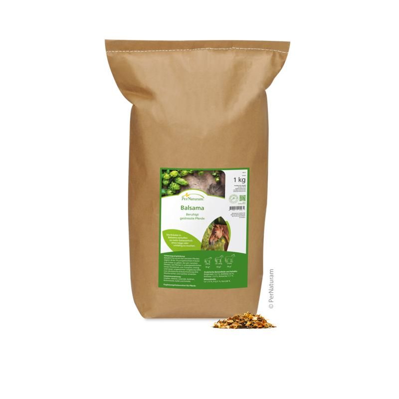 Balsama Kräutermischung in braunem Papierbeutel. 1 kg. Grün-weißes Etikett mit Produktinformationen. Geöffnete Tüte mit Kräutern daneben.