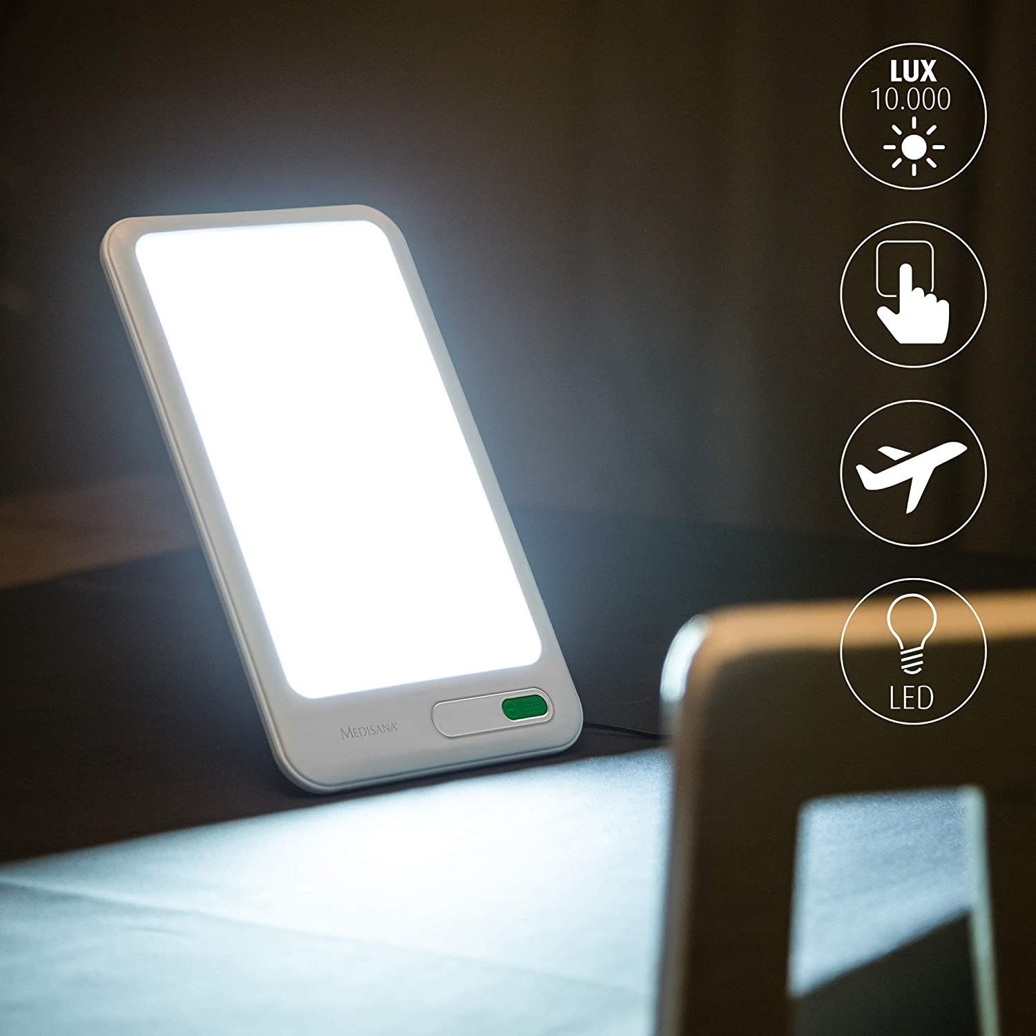 Weißes, rechteckiges Gerät mit abgerundeten Ecken. Grüner Knopf unten. Symbole: Sonne, Touch, Flugzeug, LED.