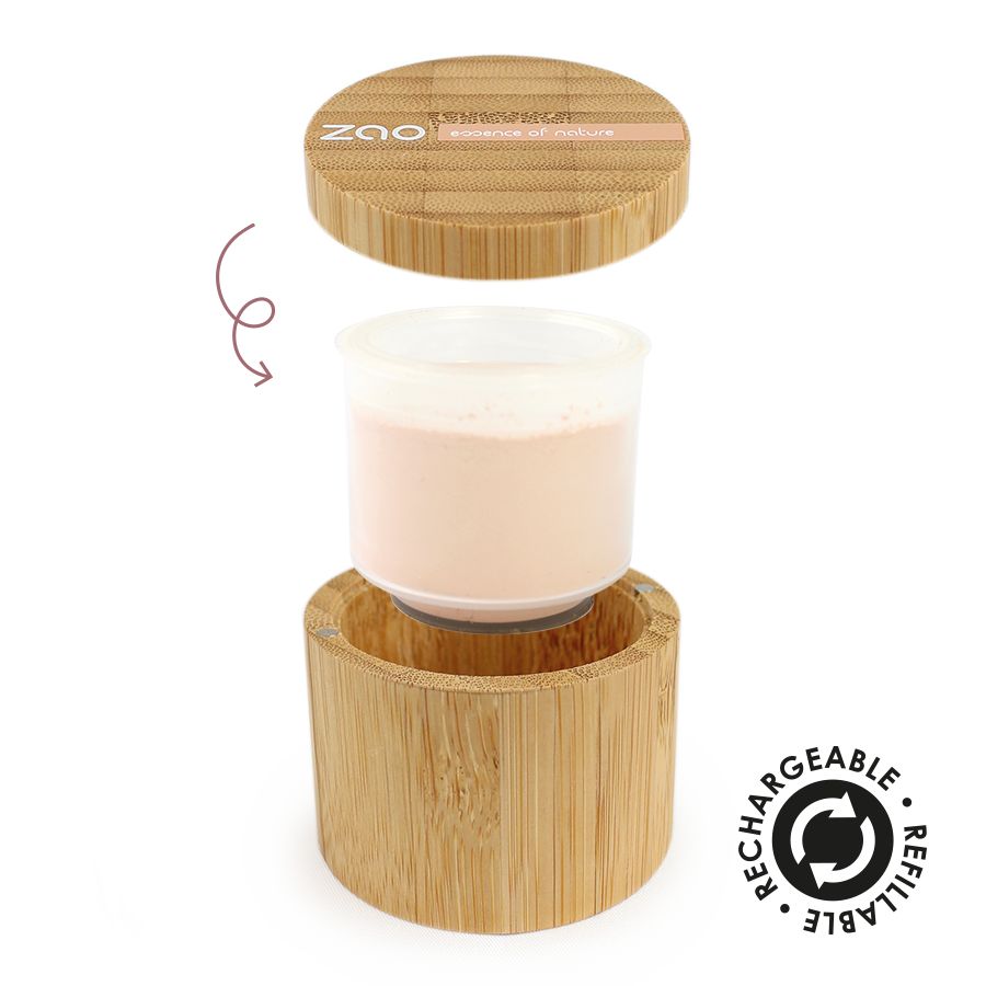 Puder-Nachfüllung in Bambusbehälter. Deckel mit Schriftzug. Nachfüllbar-Symbol.