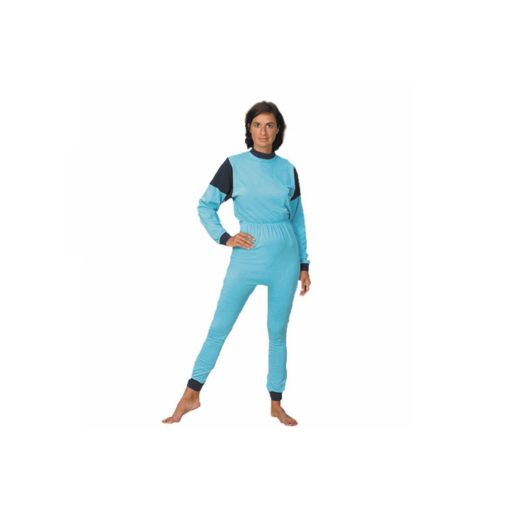 Hellblauer Overall mit langen Ärmeln und Beinen. Dunkelblaue Akzente an Ärmeln und Kragen. Frau trägt den Overall.