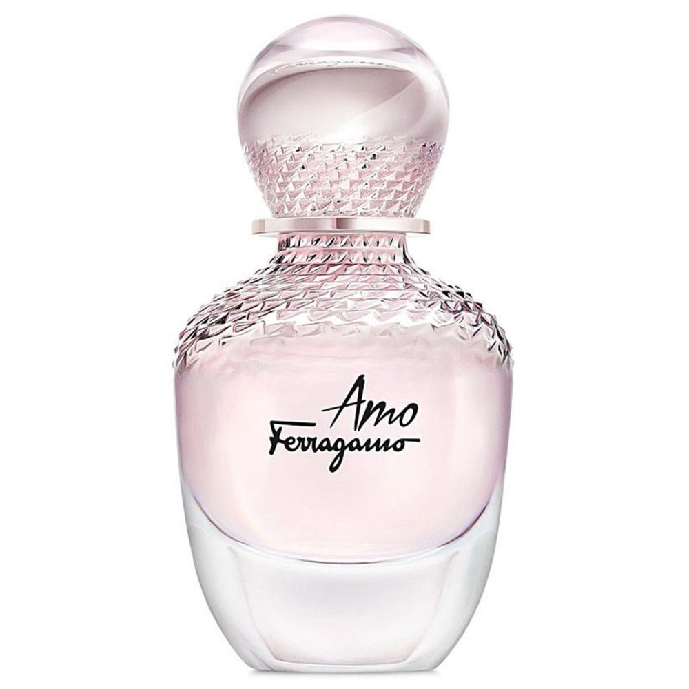 Parfümflakon. Rosa Flüssigkeit in einem bauchigen Glasflakon mit silberfarbenem, strukturiertem Verschluss. Schriftzug "Amo Ferragamo".