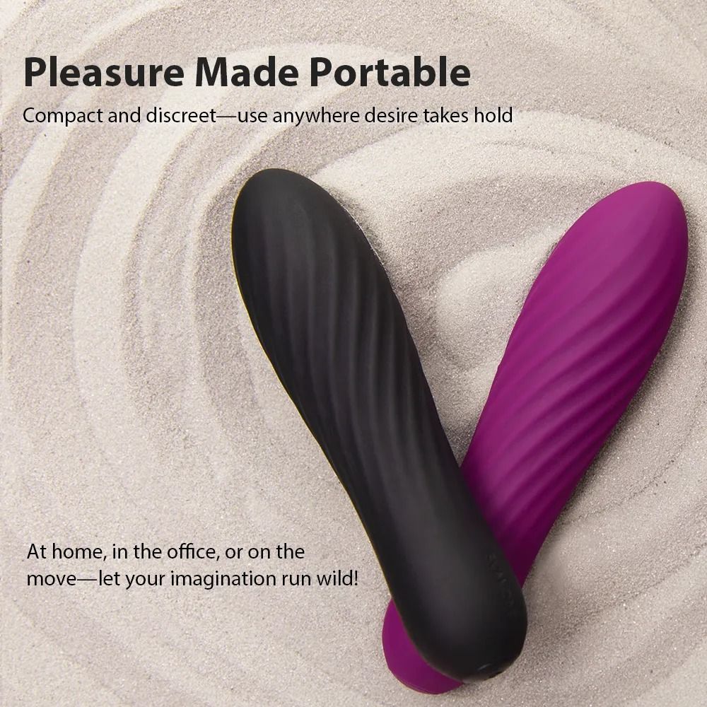 Zwei Vibratoren, schwarz und lila, auf Sand. Text: Pleasure Made Portable.