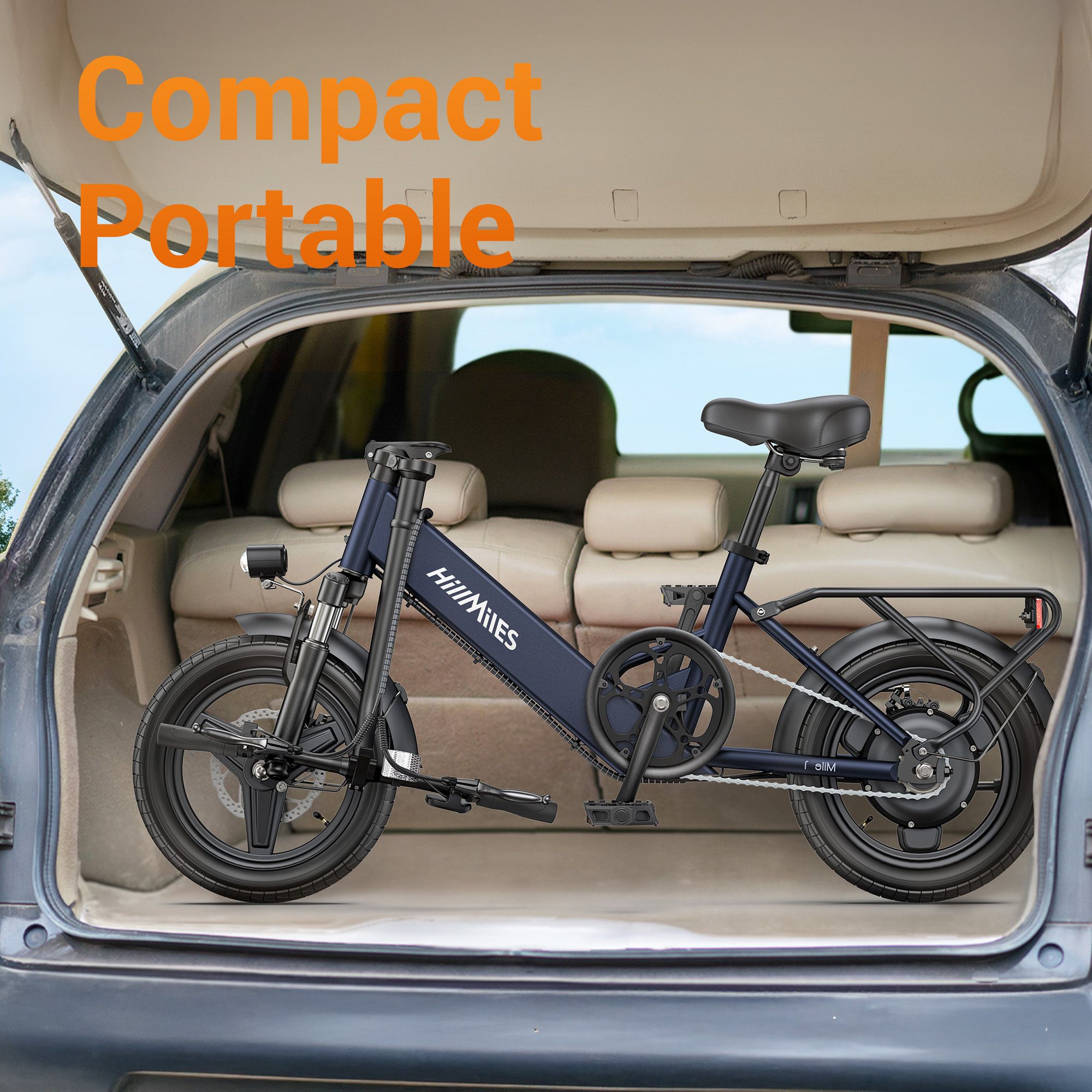 Zusammengeklapptes, dunkelblaues E-Bike im Kofferraum eines Autos. Marke HillMiles sichtbar. Text: Compact Portable.