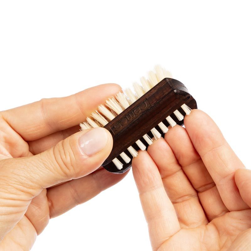 Nagelbürste mit Holzgriff und Naturborsten. Das Produkt wird von Händen gehalten.
