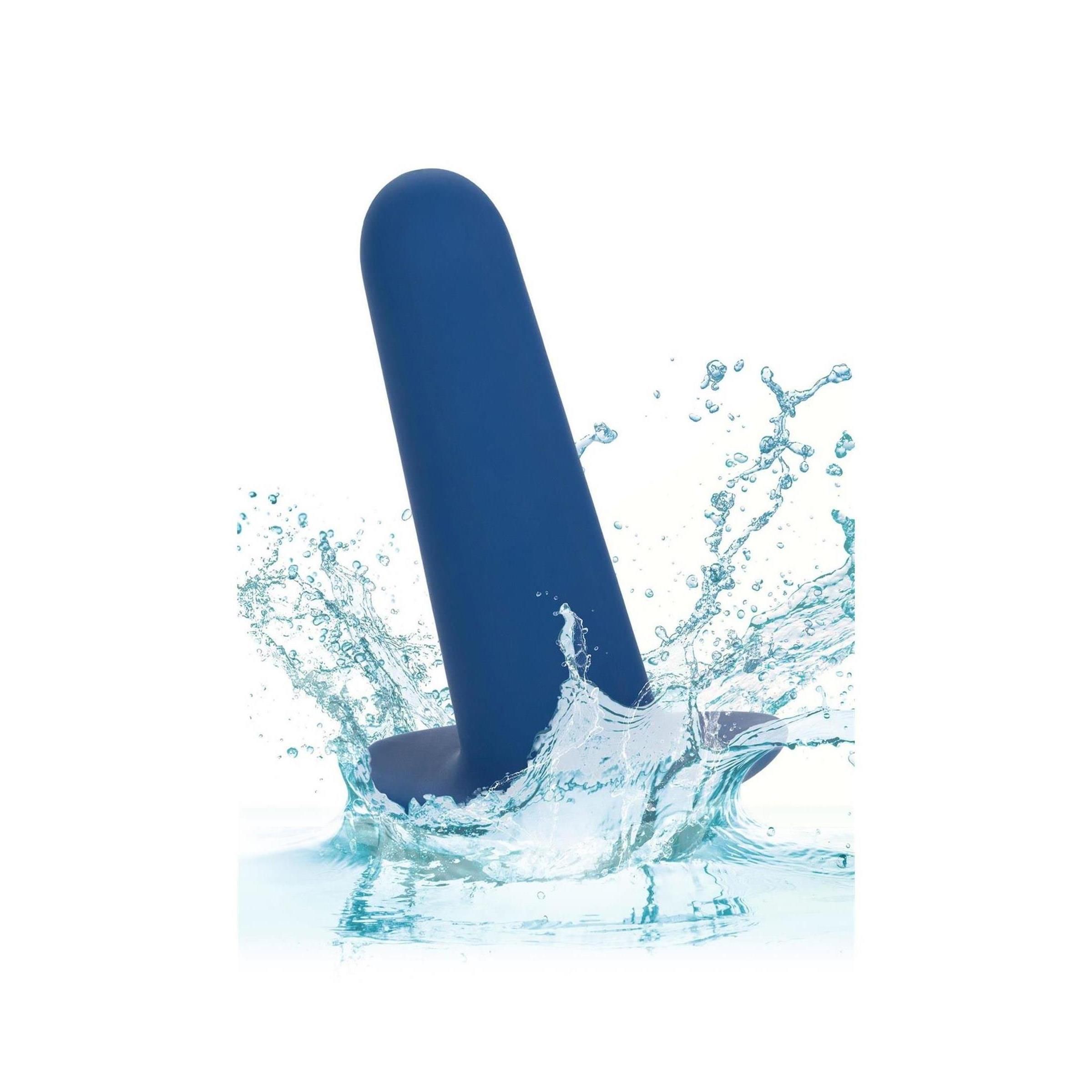 Ein blauer Anal-Trainings-Stöpsel im Wasser. Der Stöpsel hat einen runden Sockel und einen zylindrischen Schaft.
