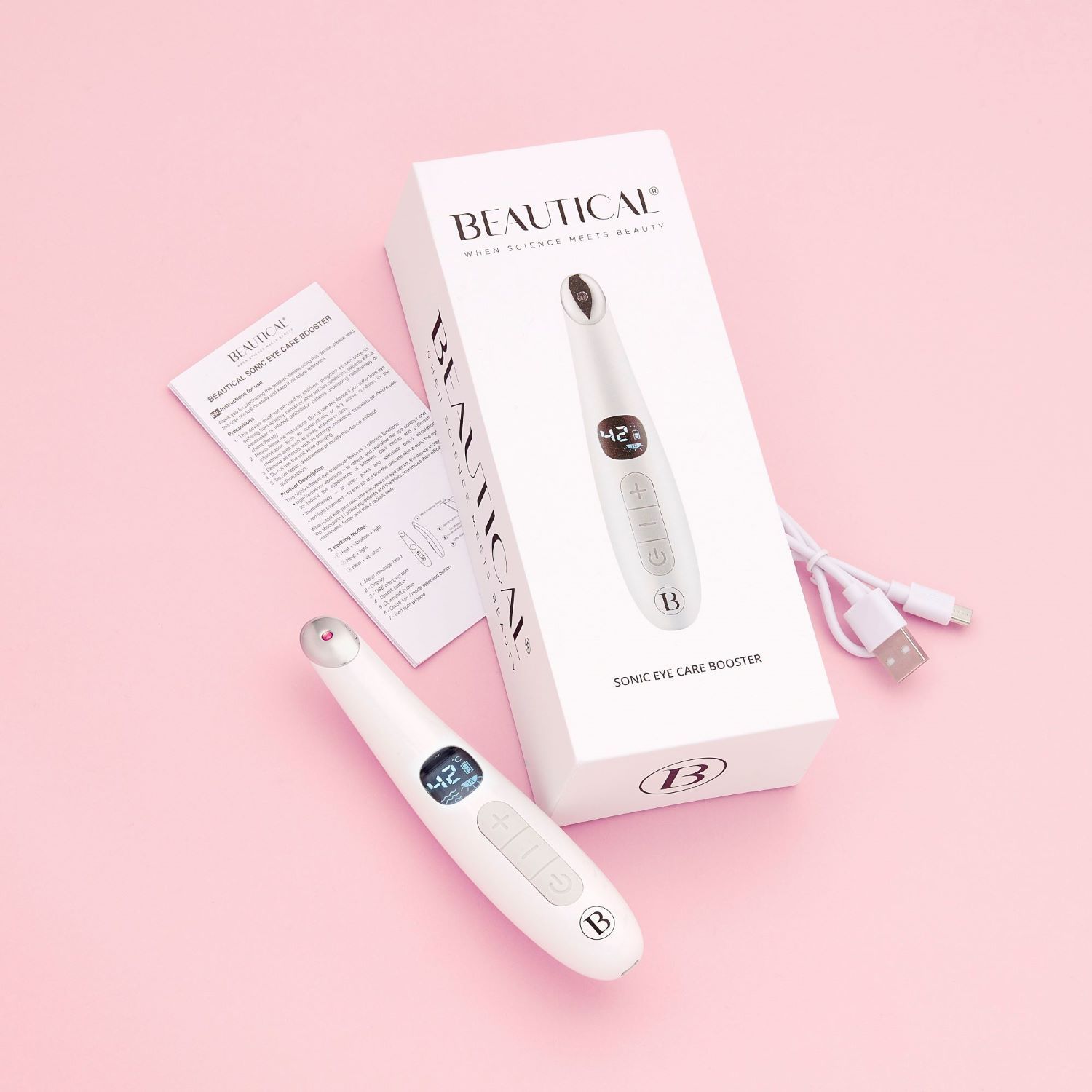 Produktverpackung mit Gerät, Ladekabel und Anleitung. Gerät weiß, Display, Knöpfe, roter Spitze. Logo 'BEAUTICAL'.