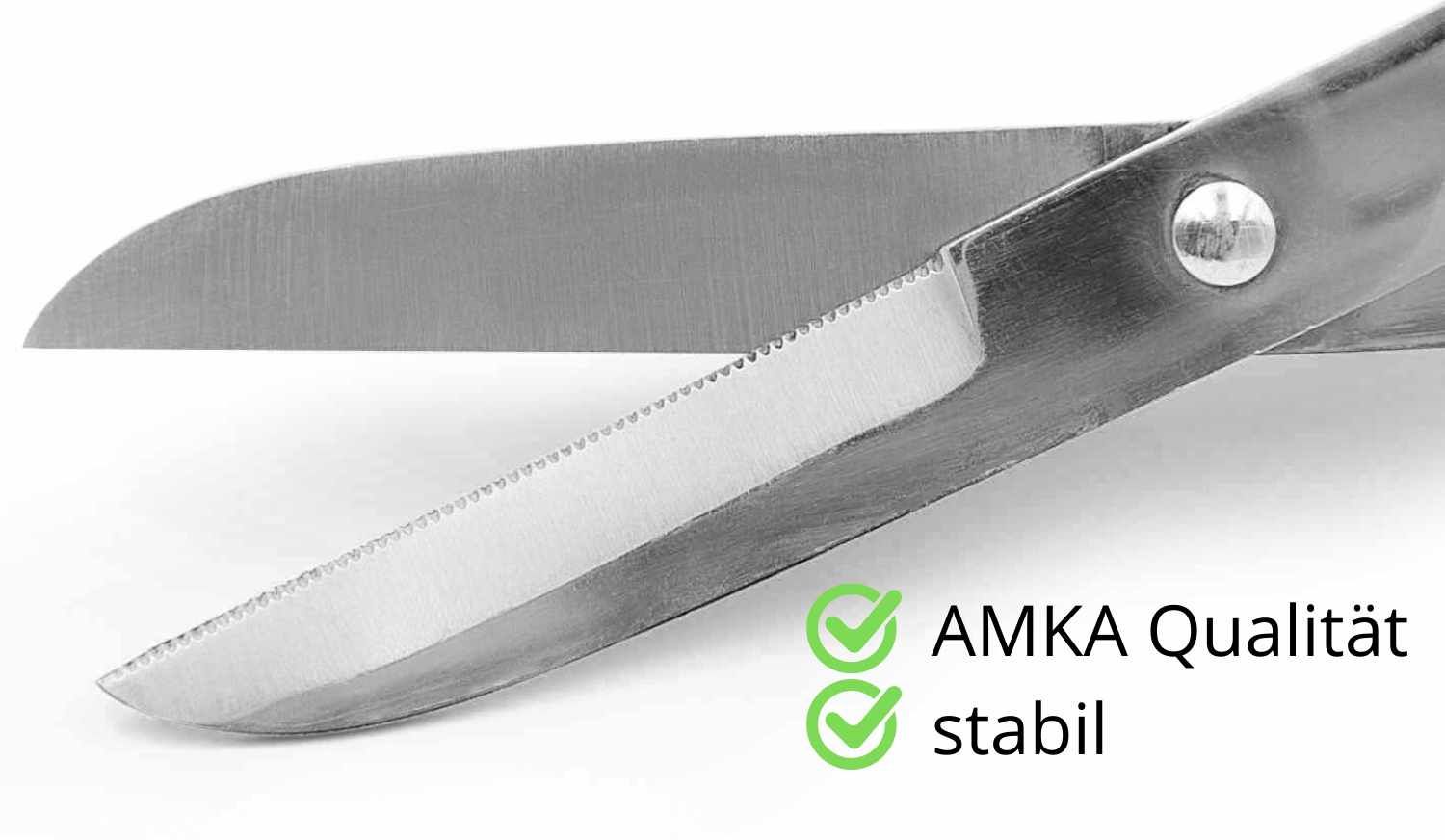 Nahaufnahme einer Fesselschere. Klinge aus Metall, mit dem Schriftzug AMKA Qualität und stabil.