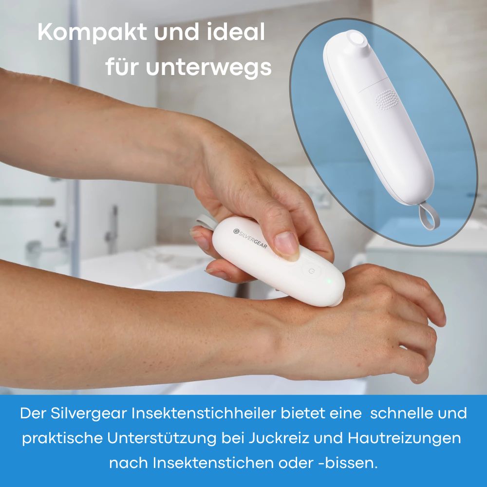 Nahaufnahme: Hand hält weißen Silvergear Insektenstichheiler auf Unterarm. Kompakt und ideal für unterwegs.