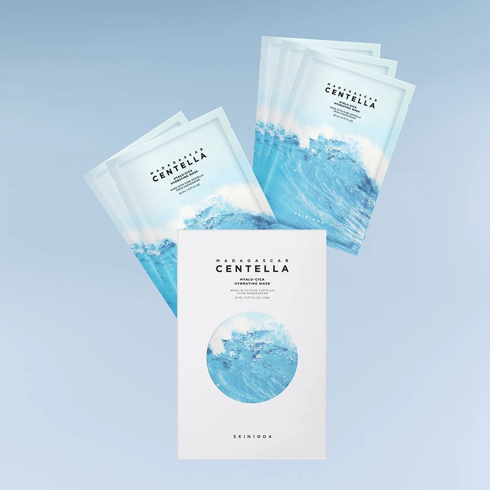 Produktverpackung und Maskenpackungen mit blauem Wellenmuster. Aufschrift "Madagascar Centella Hyalu-Cica Hydrating Mask".