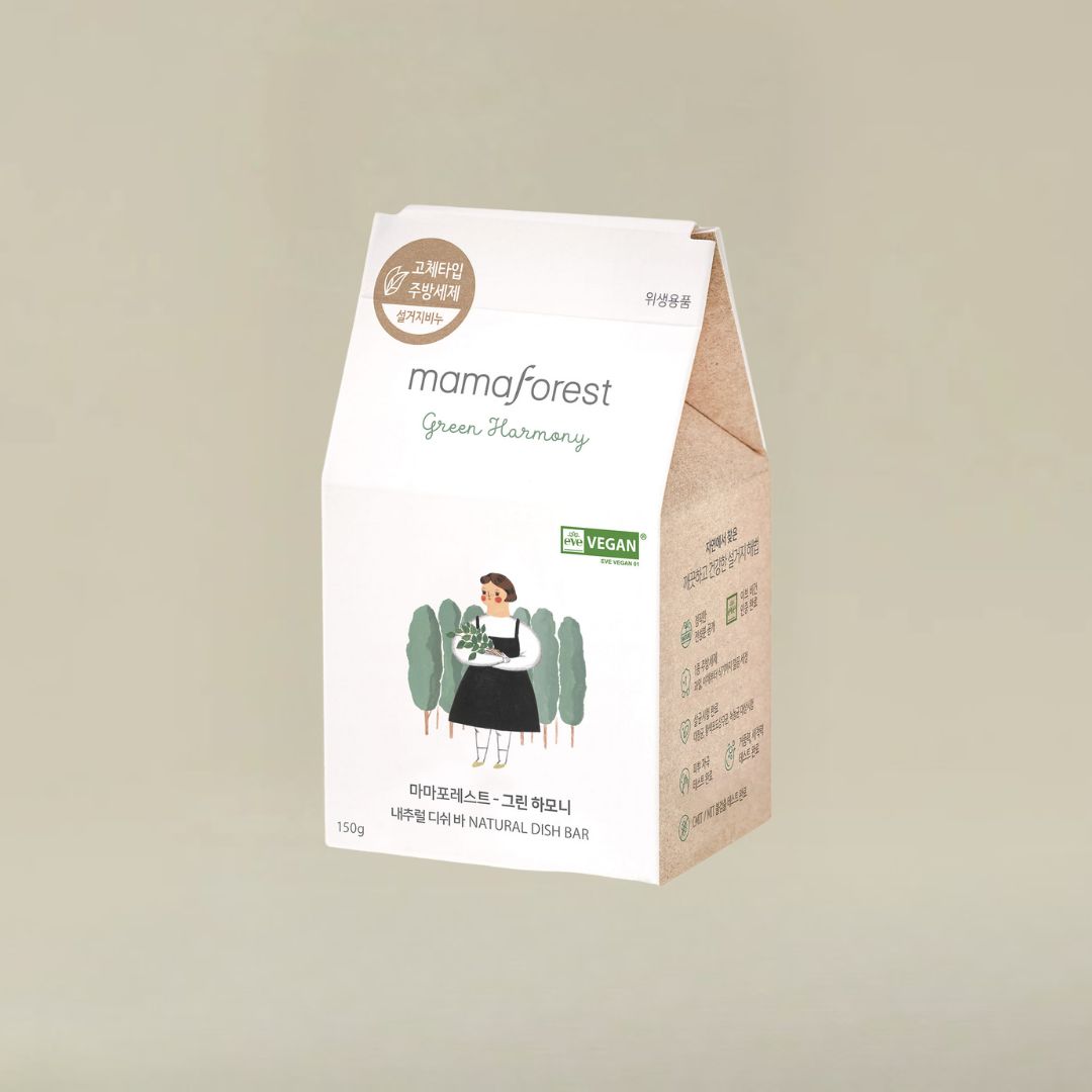 Kartonverpackung mit "mamaforest Green Harmony" und Illustration einer Frau mit Bäumen.