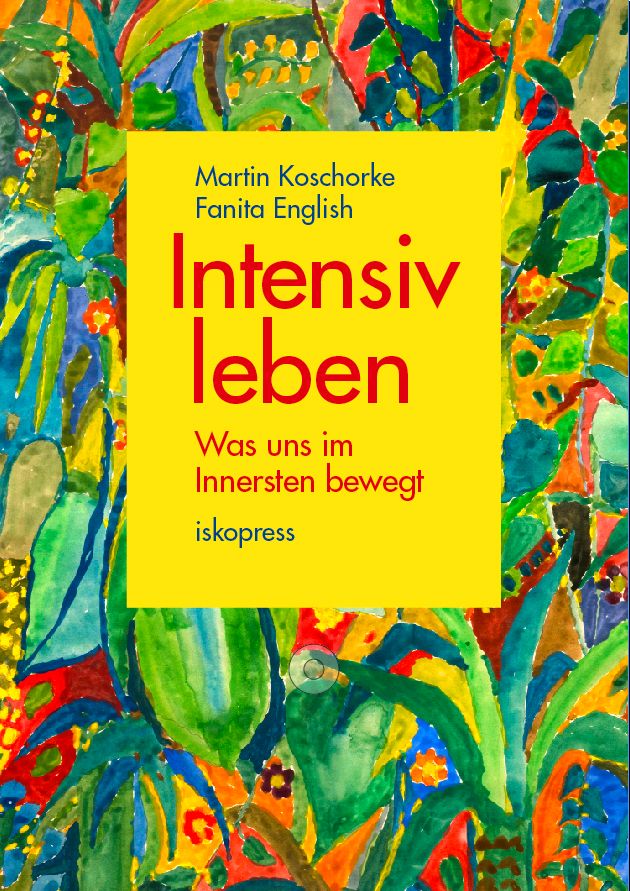 Buchcover mit gelbem Feld und Titel 'Intensiv leben'. Autoren: Martin Koschorke, Fanita English. Hintergrund: farbenfrohe Malerei.