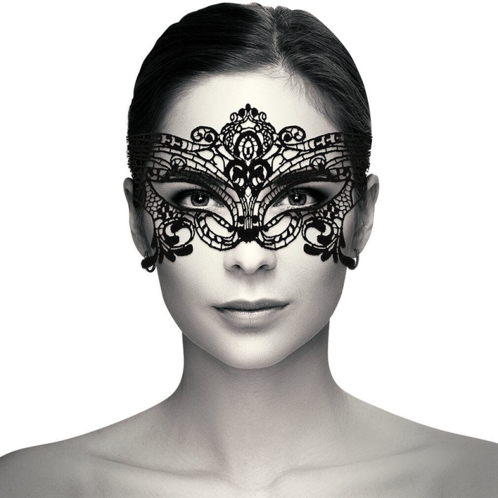 Schwarze Spitzen-Augenmaske, florales Muster, auf Gesicht einer Frau. Detailreiche Verarbeitung, filigranes Design.