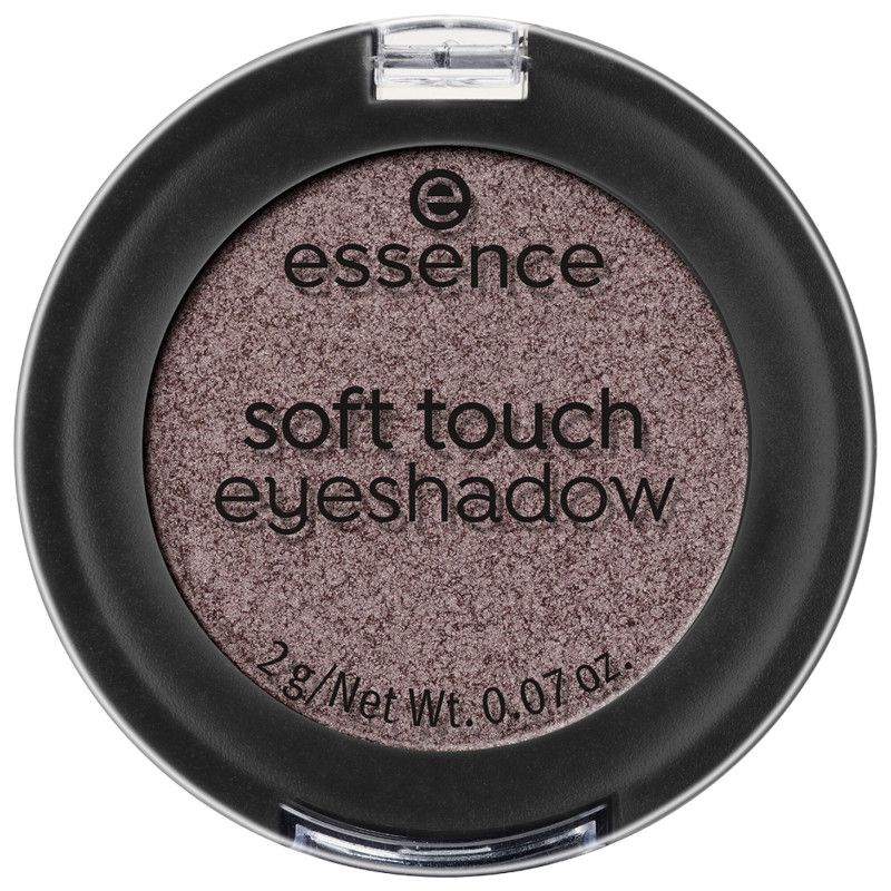 Frau mit taupefarbenem Lidschatten, aufgetragen mit Essence Soft Touch Lidschatten.