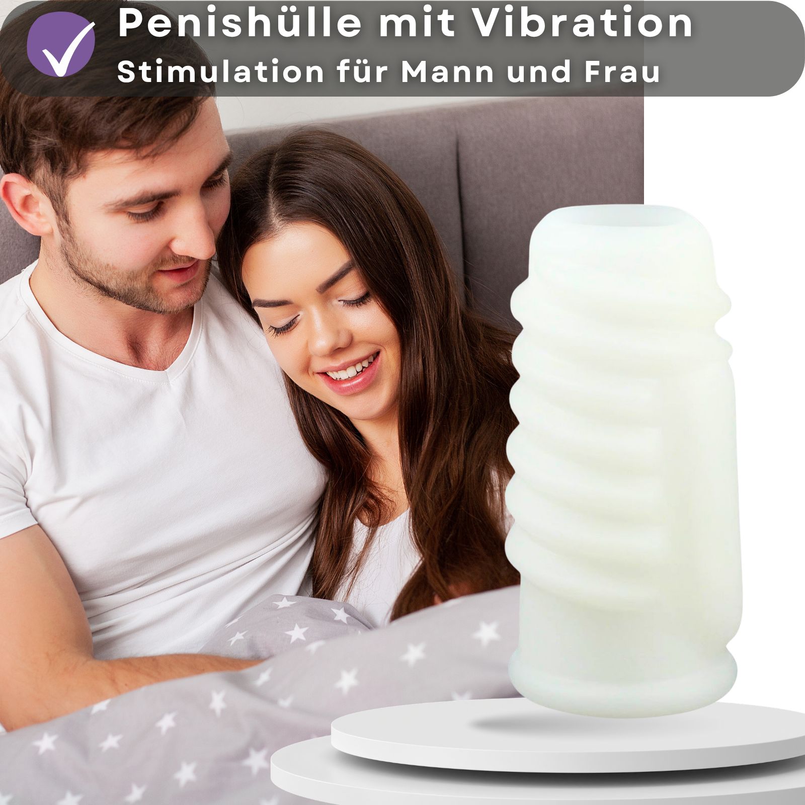 Weißes, geriffeltes Produkt. Zylindrische Form mit spiralförmigen Rillen. Hintergrund: Paar im Bett.