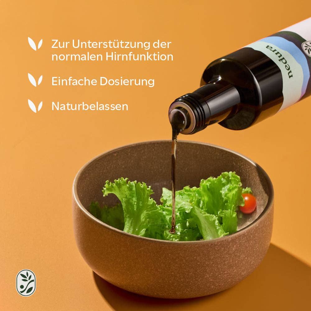 Öl wird in eine Schüssel mit Salat gegossen. Text: Zur Unterstützung der normalen Hirnfunktion. Marke nedura.