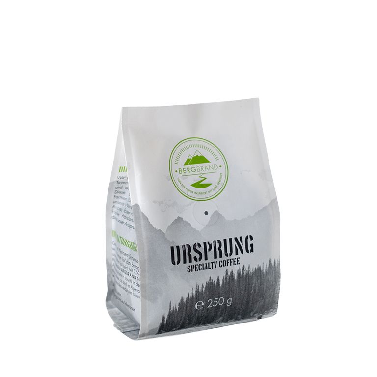 Kaffeebohnen-Packung mit Text Ursprung und Logo. Packung mit 250 g. Weißer Hintergrund.