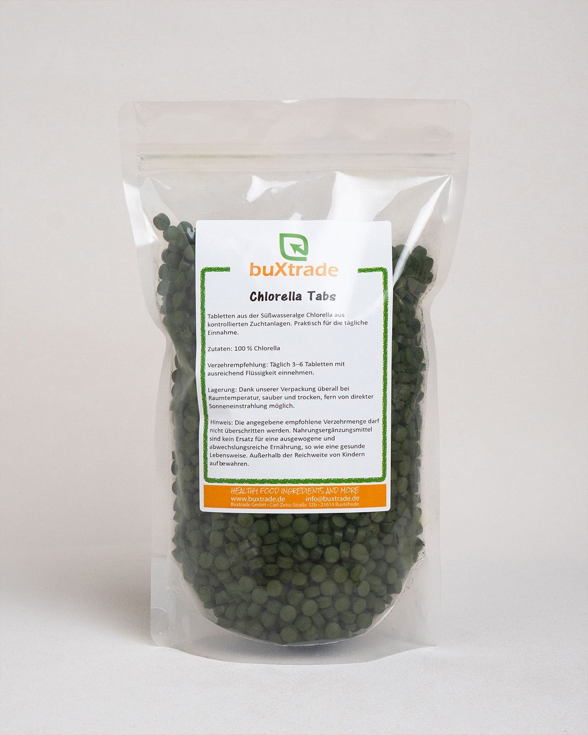 Beutel mit grünen Chlorella Tabs. Aufdruck mit Produktinformationen. Transparente Verpackung.