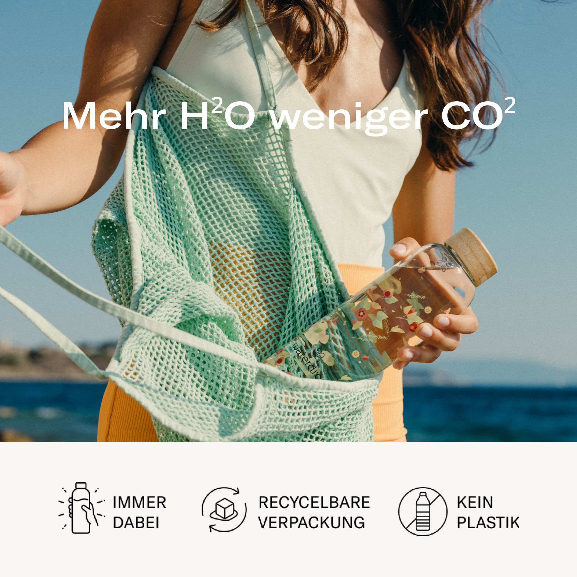 Person hält eine Glasflasche in einer Netztasche. Text: Immer dabei, recycelbare Verpackung, kein Plastik.