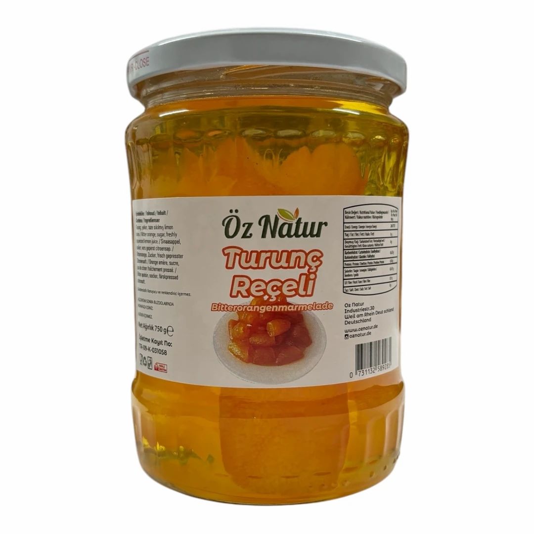 Glas mit Bitterorangenmarmelade. Etikett mit Produktname, Text und Abbildung. Weißer Deckel. Klarer Inhalt mit Orangensegmenten.