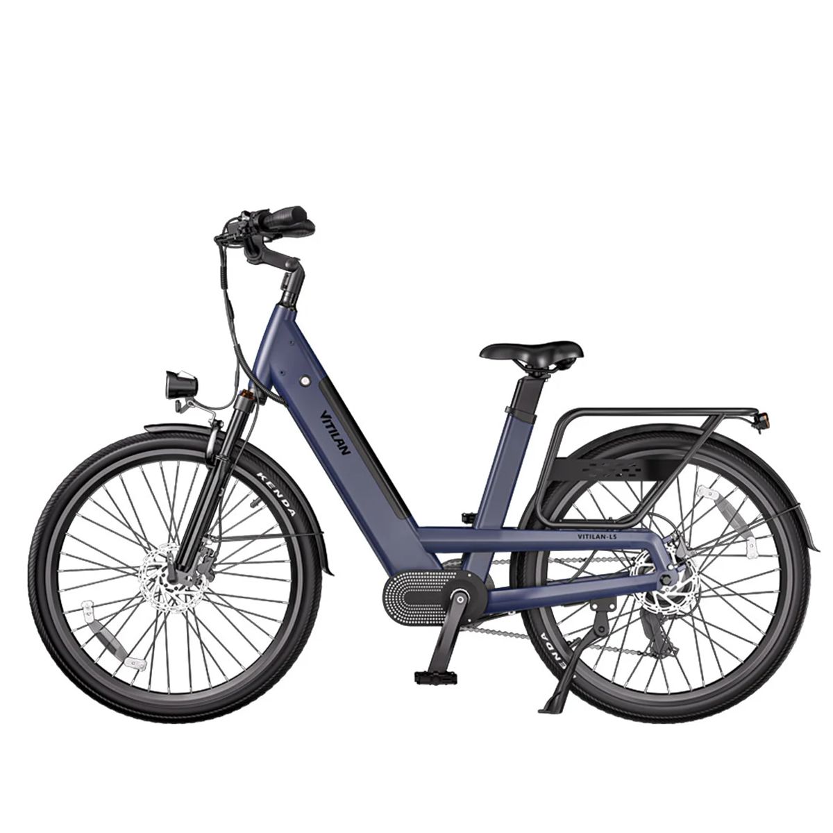 Blaues Elektrofahrrad Vitilan L5 mit Gepäckträger und Kenda-Reifen. Marke und Scheinwerfer sichtbar.