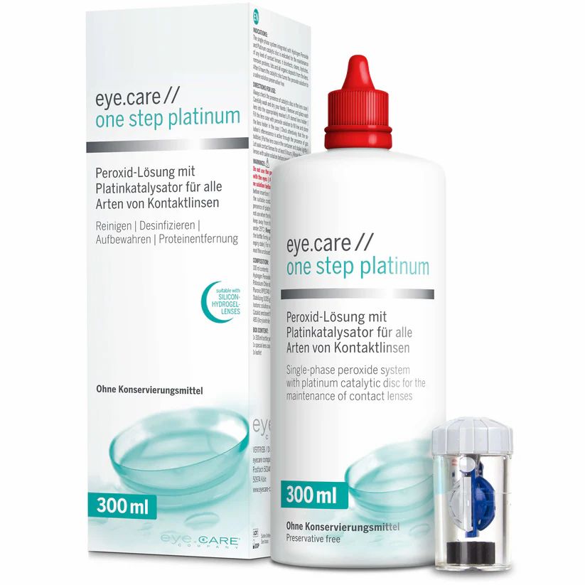 Flasche mit rotem Deckel, Kontaktlinsenbehälter. Text: eye.care one step platinum, 300 ml. Verpackung mit Text.