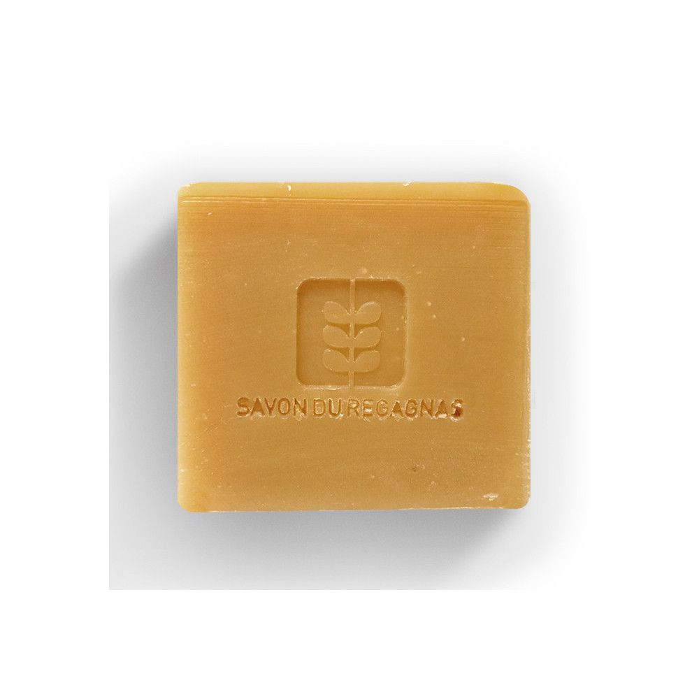 Quadratische Seife mit eingeprägtem Logo und Schriftzug SAVON DU REGAGNAS.