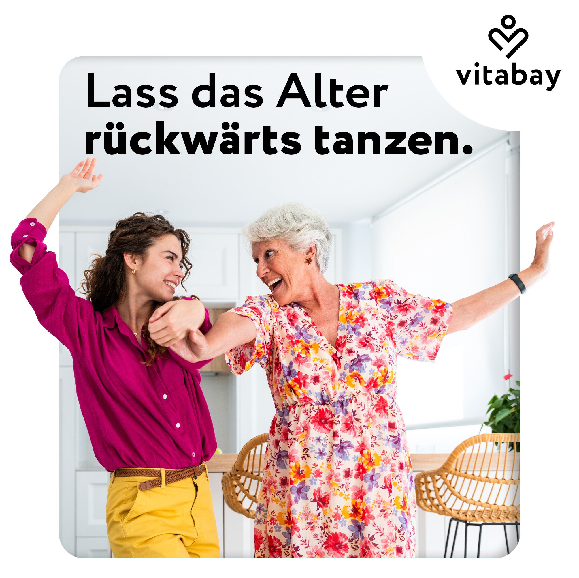 Zwei Frauen tanzen. Text: Lass das Alter rückwärts tanzen. Vitabay Logo.