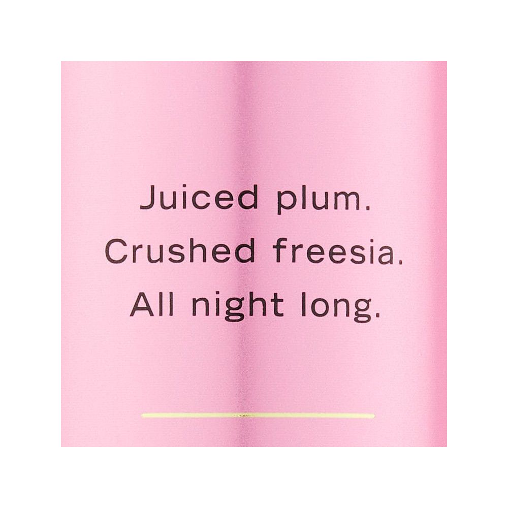 Rosa Etikett mit Text: Juiced plum. Crushed freesia. All night long. Gelbe Linie.
