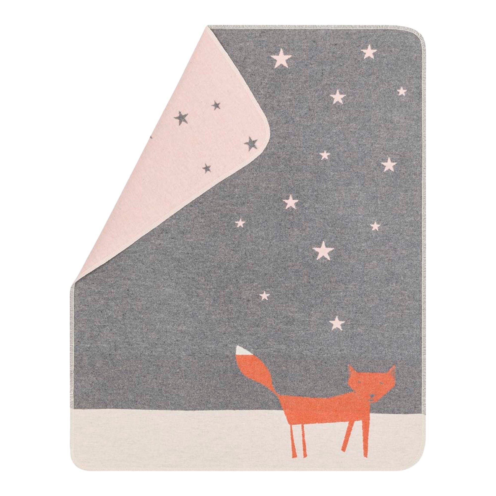 Graue Babydecke mit Fuchs- und Sternenmotiv. Eine Seite rosa mit grauen Sternen, die andere grau mit orangefarbenem Fuchs und Sternen.