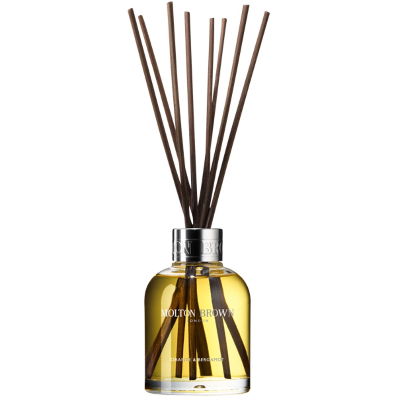 Glasflasche mit gelber Flüssigkeit und braunen Stäbchen. Aufschrift: Molton Brown, Orange & Bergamot. Silberner Verschluss.