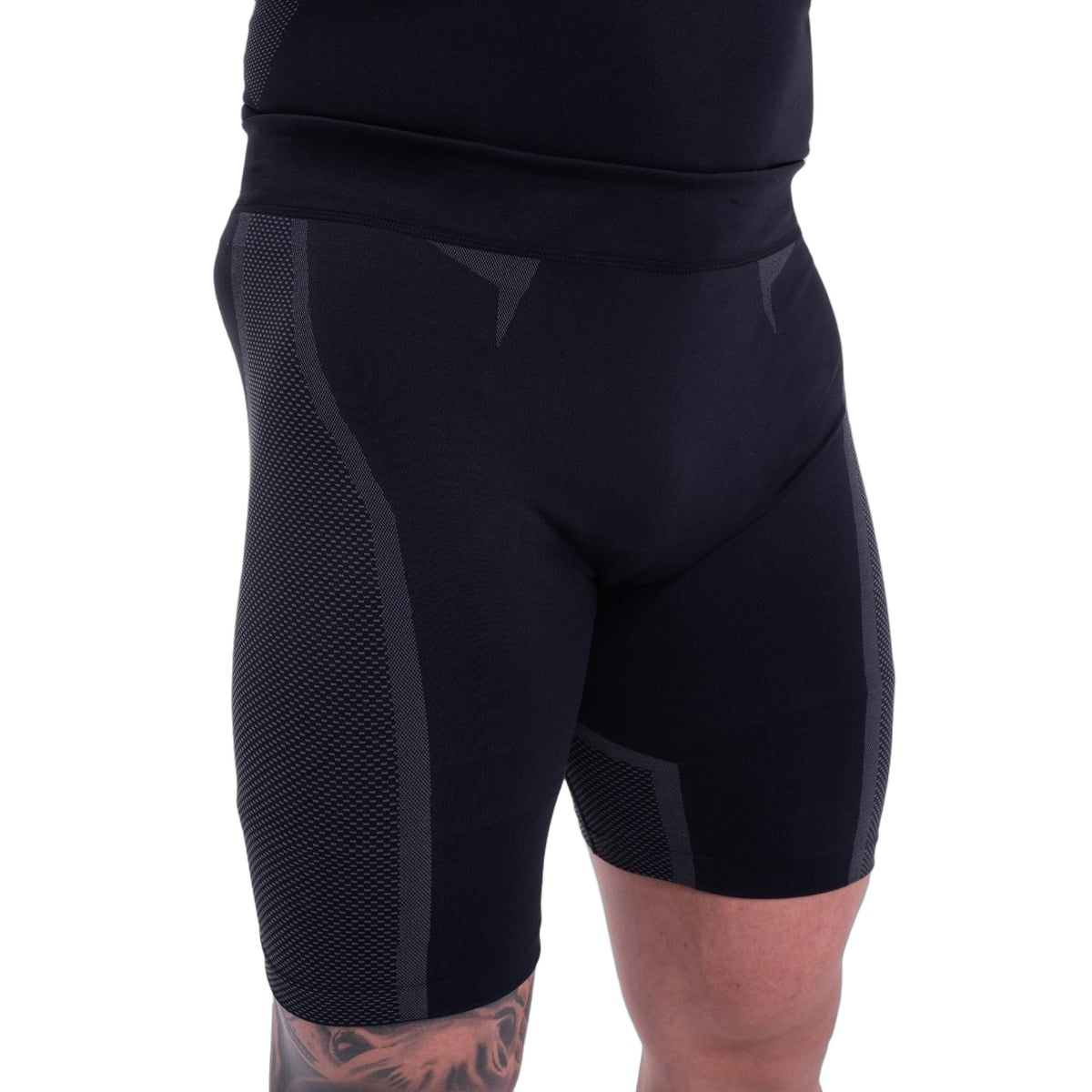 Seitenansicht Herren Shorts, schwarz, nahtlos, mit texturierten grauen Einsätzen.