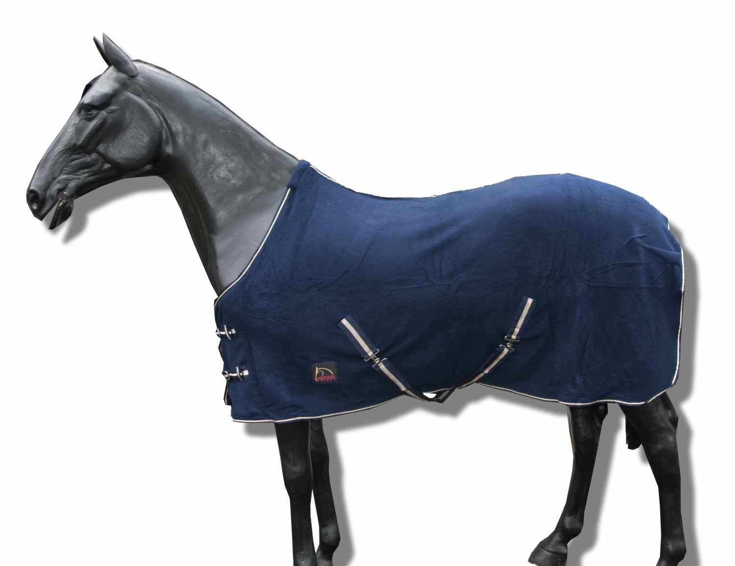 Blaue Pferdedecke auf einem schwarzen Pferdemodell. Mit Kreuzgurten und Metallverschlüssen.