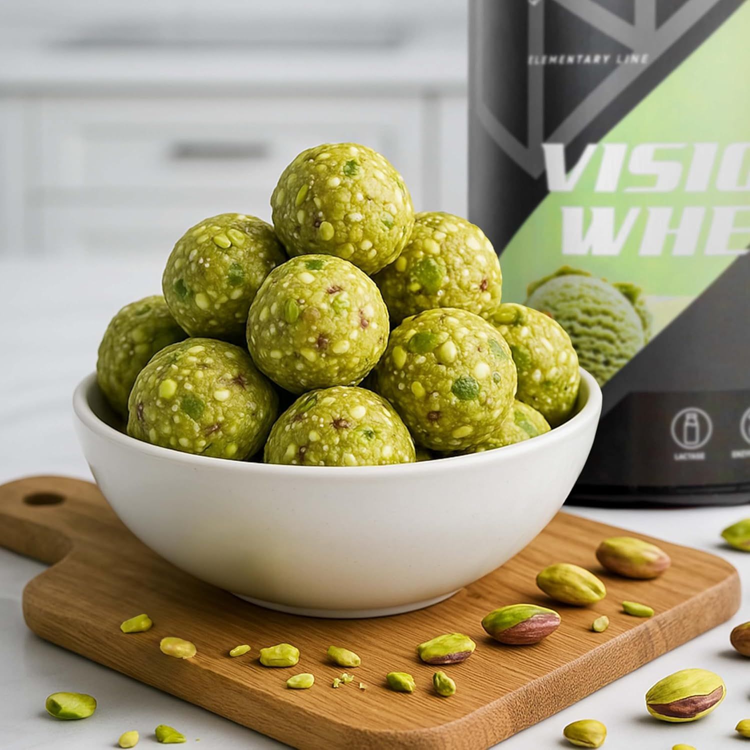 Schüssel mit grünen Kugeln, Pistazien. Dose Vision Whey Pistachio im Hintergrund. Aufschrift: Vision Whey.