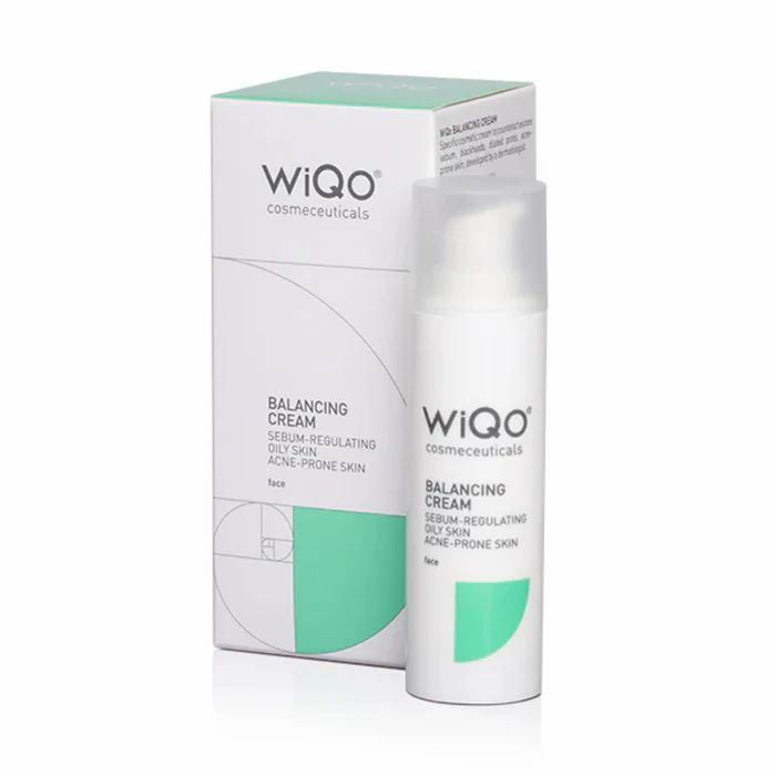 WiQo Balancing Cream und Verpackung. Weiße Flasche mit Pumpe, grüne Akzente. Aufschrift: Balancing Cream, für fettige, zu Akne neigende Haut.