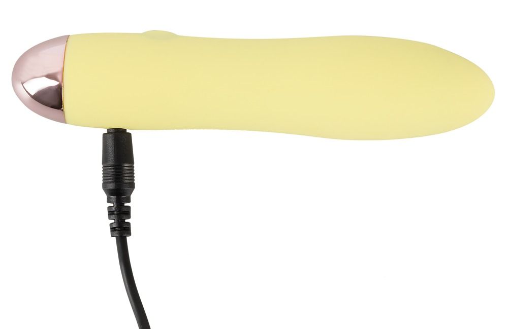 Gelber Mini-Vibrator mit rosa Spitze, lädt über USB-Kabel.