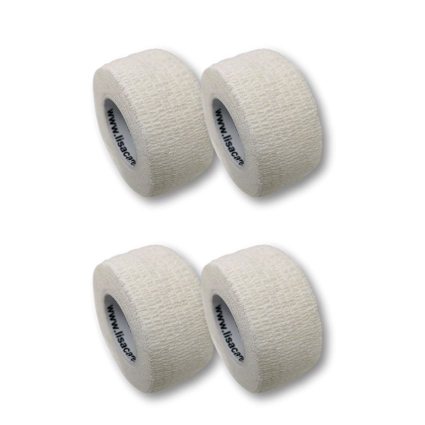 Vier Rollen LisaCare Fingerpflaster, weiß. Aufgerollt, mit Logo-Aufdruck. Hintergrund weiß.