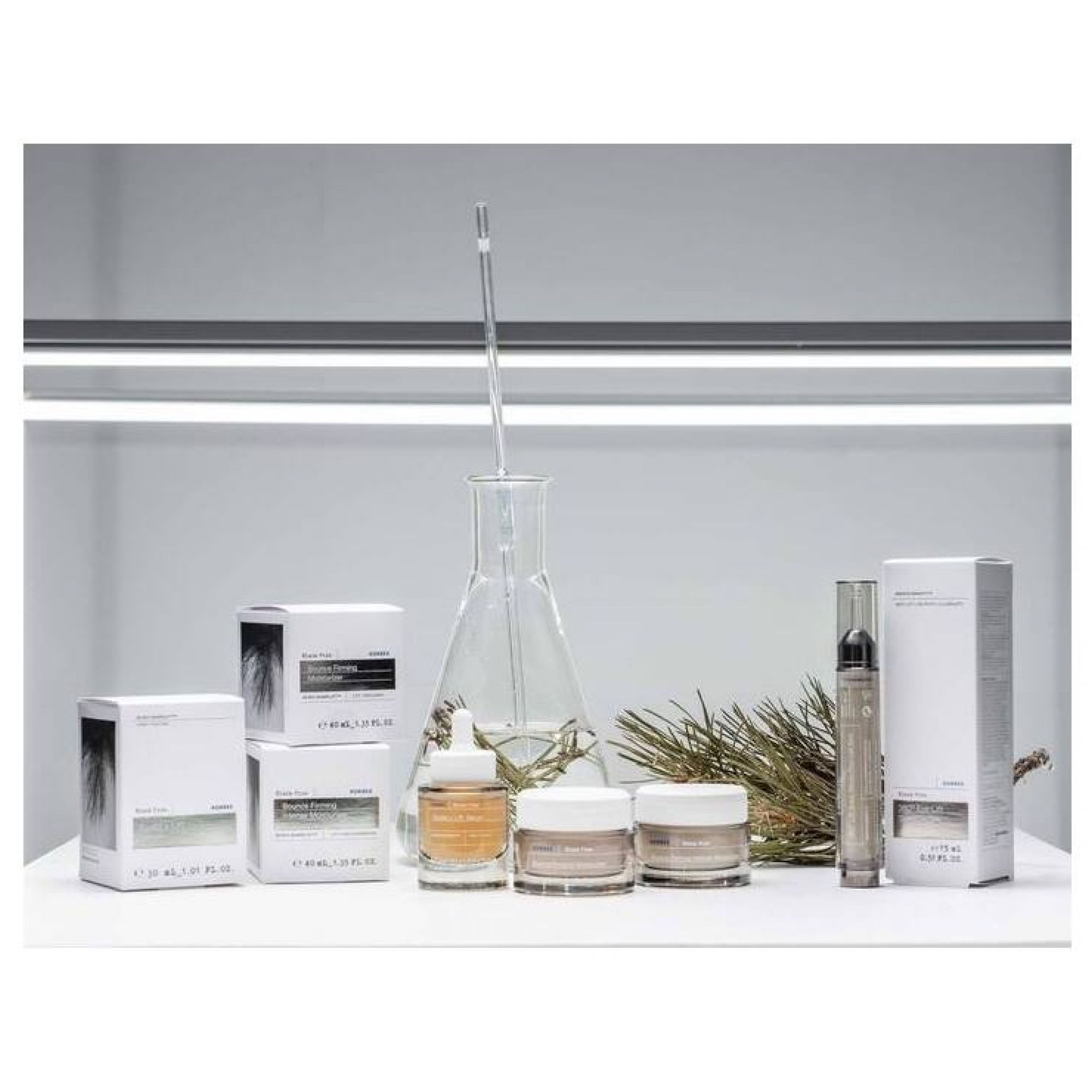Produktpräsentation mit Korres Black Pine Feuchtigkeitscreme und Serum.
