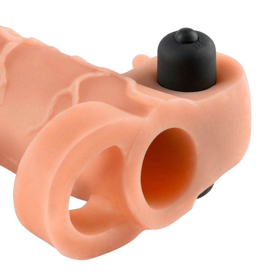 Nahaufnahme der Penishülle mit Hodenring und Vibration. Schwarzer Vibrator-Knopf und Hodenring.