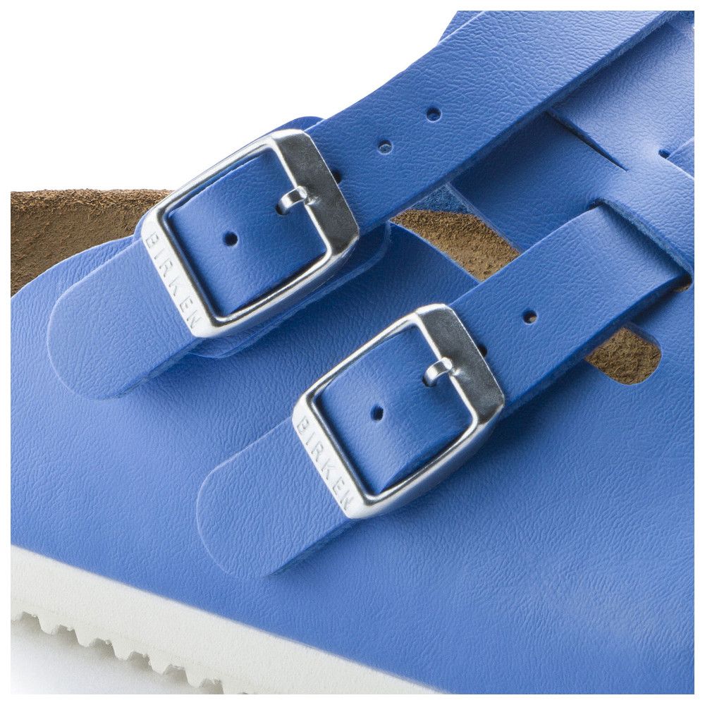 Nahaufnahme der blauen Clog-Schnallen mit Birkenstock-Logo. Zwei Schnallen, silberfarben.