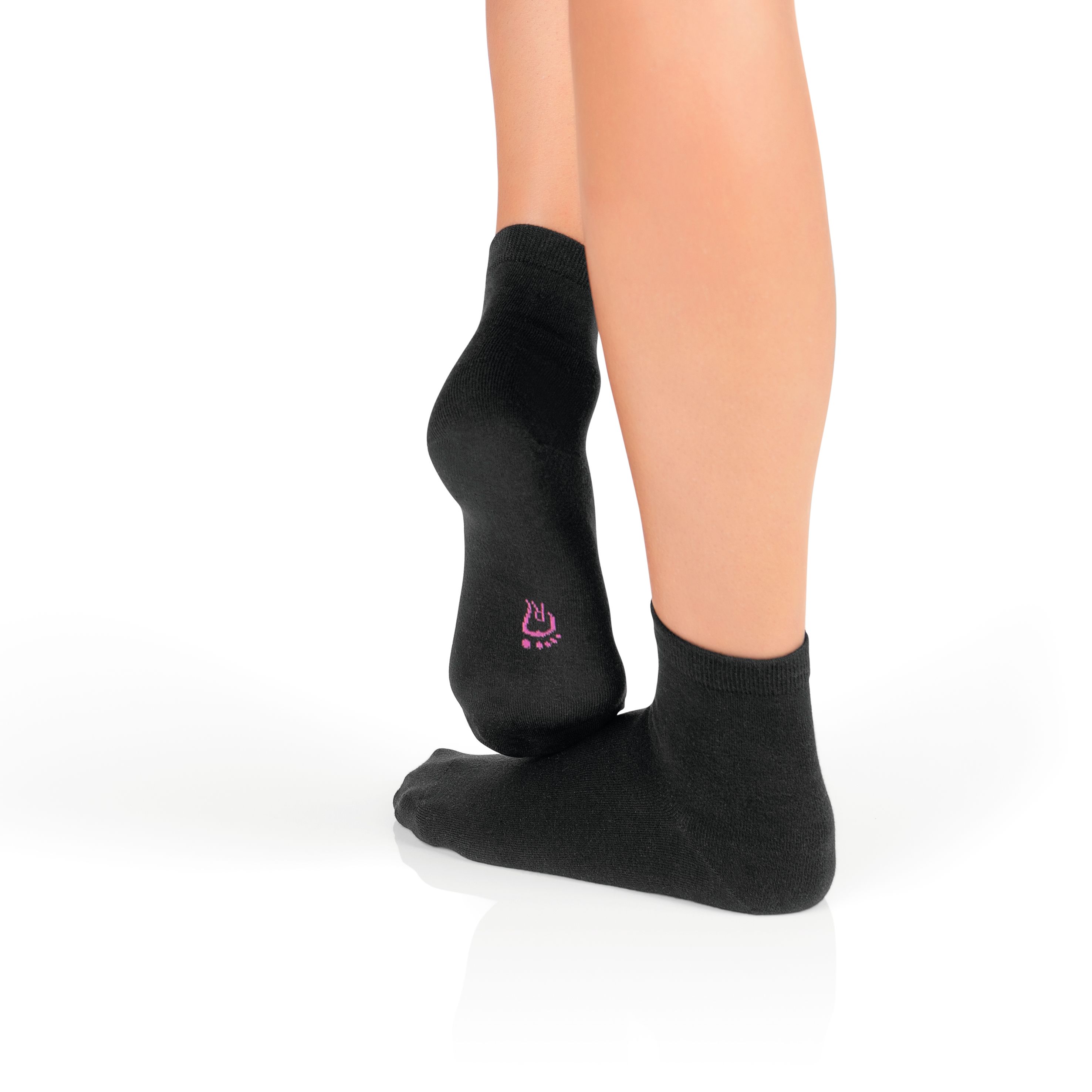 Schwarze Socken mit integriertem Zehenspreizer. Rosa Logo an der Seite. Füße in Socken, vor weißem Hintergrund.