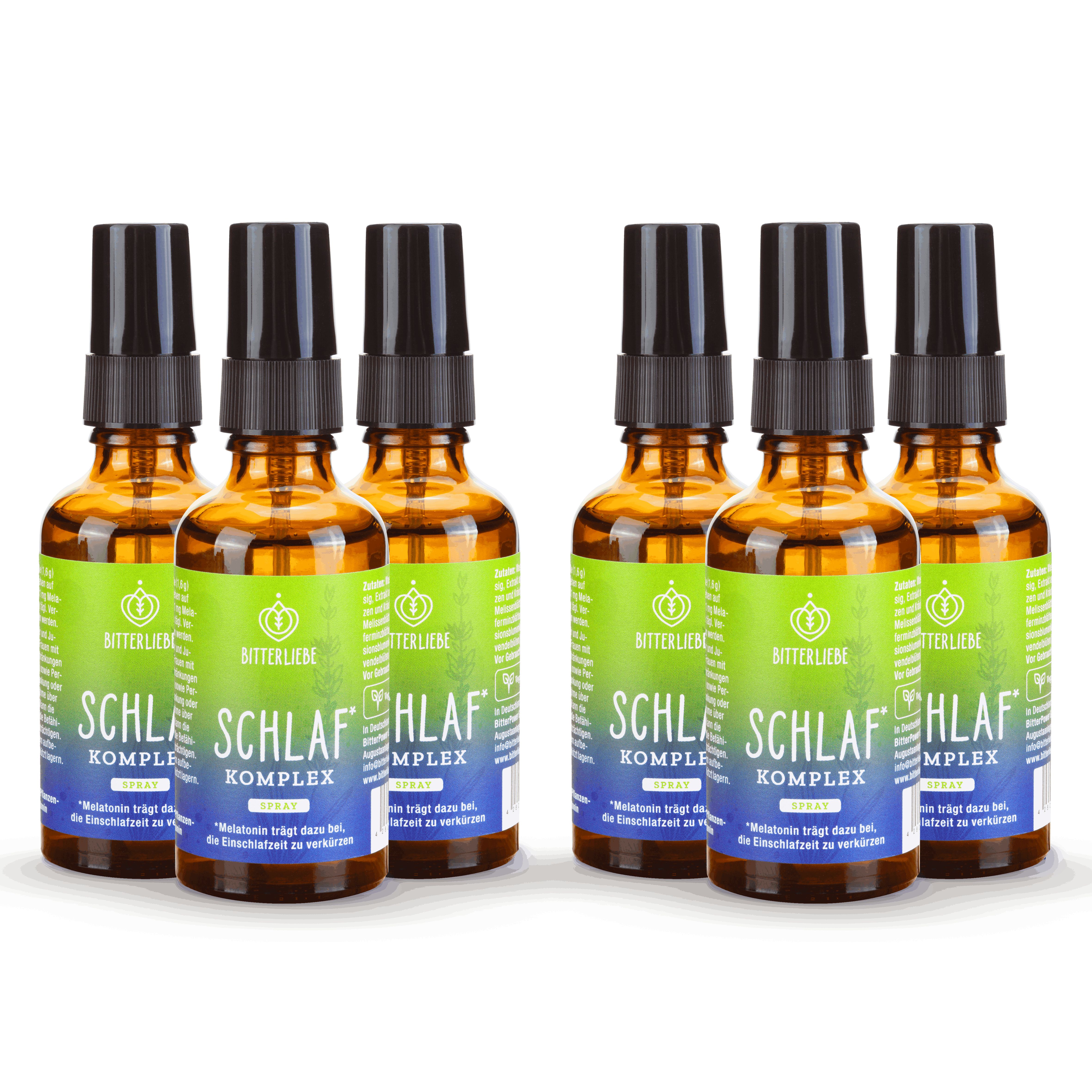 Sechs Flaschen BitterLiebe Schlaf Komplex Spray. Braune Glasflaschen mit schwarzem Sprühkopf und grüner Beschriftung.