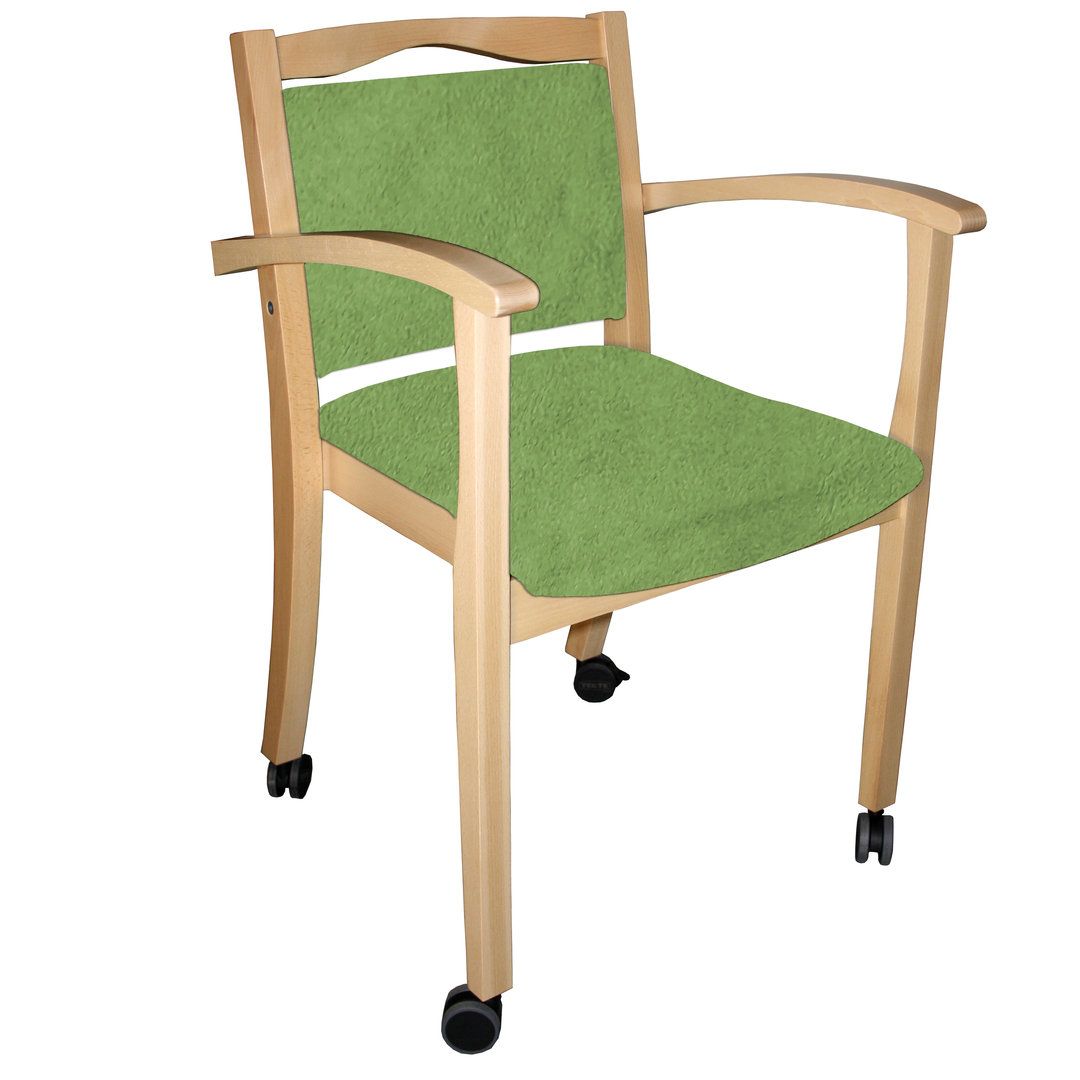 Seniorenstuhl mit Armlehnen und Rollen. Holzrahmen, grüne Sitzfläche und Rückenlehne, schräge Ansicht.