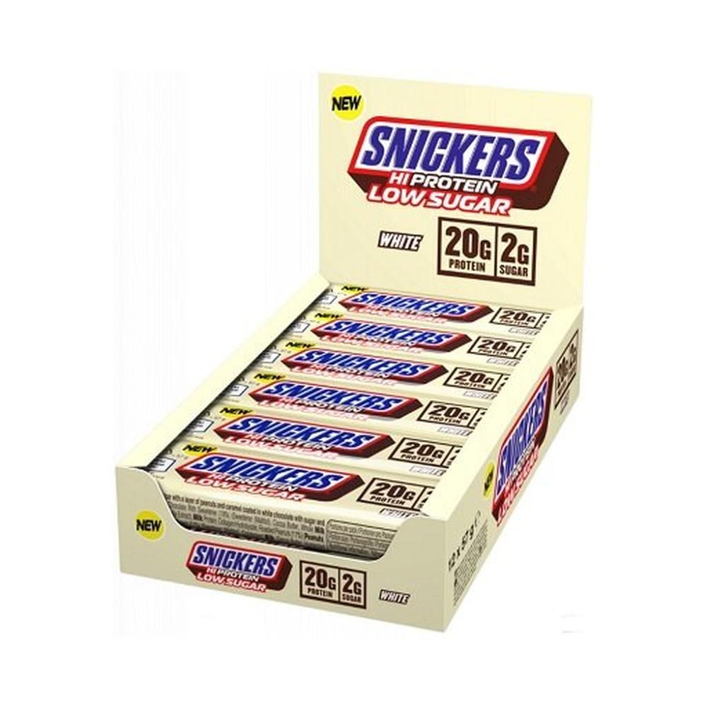 Beige Kartonverpackung mit Snickers Hi Protein Low Sugar White Riegeln. Aufdruck: 20g Protein, 2g Zucker. Einzelne Riegel sichtbar.