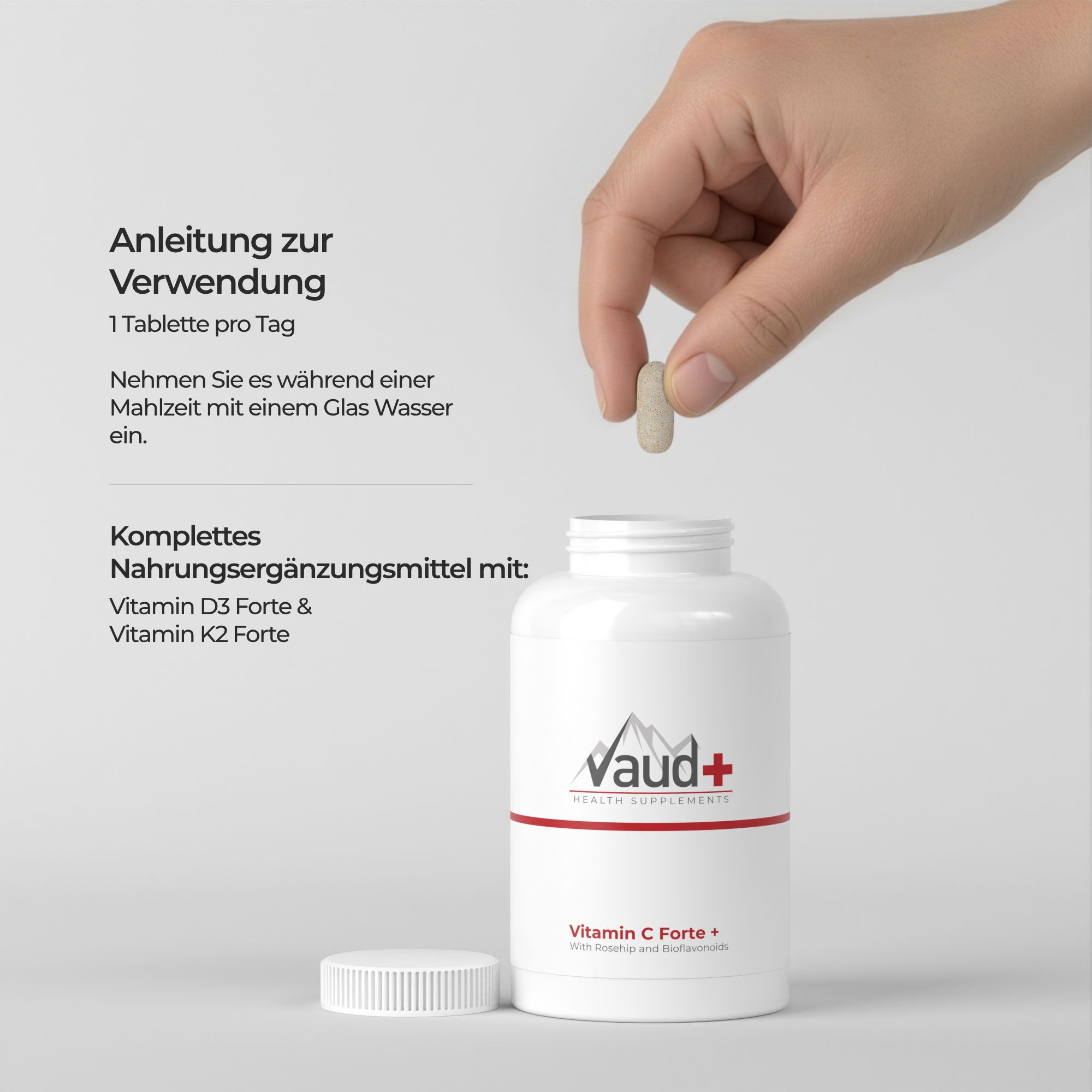 Hand hält Tablette über offener Flasche. Text: Anleitung zur Verwendung. 1 Tablette pro Tag. Nahrungsergänzungsmittel.